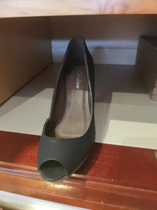 Zapato tacón peep toe negro