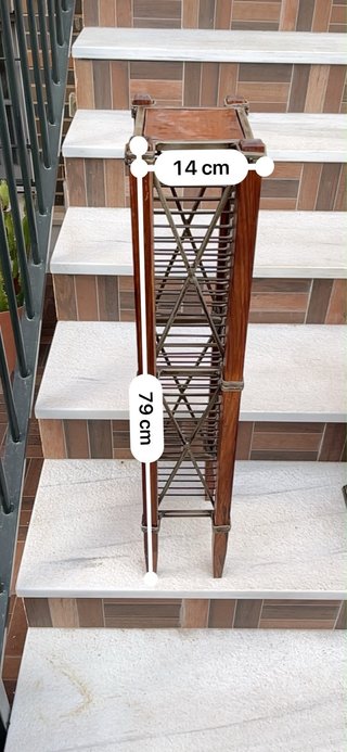 Torre de CDs de madera y metal