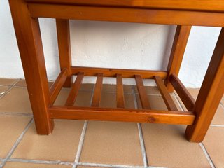Mesa auxiliar de madera