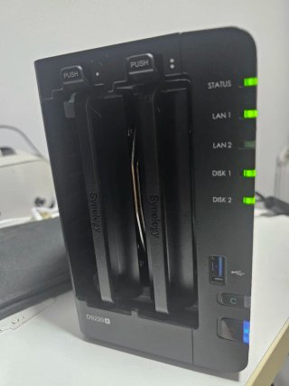 Synology DS220+ NAS con 2x 8TB Seagate