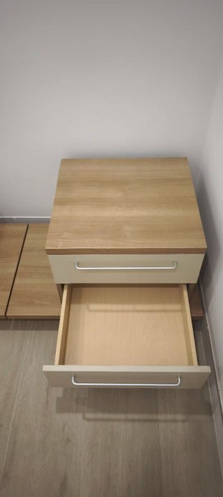 Conjunto de mueble modular con 3 cajones.