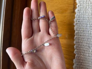 Pulseras de plata Calvo con charms de zapatillas