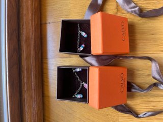Pulseras de plata Calvo con charms de zapatillas