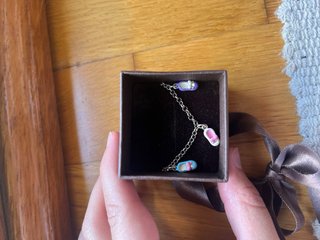 Pulseras de plata Calvo con charms de zapatillas