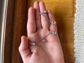 Pulseras de plata Calvo con charms de zapatillas