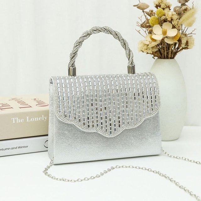 Bolso Elegante con Pedrería y Asa Trenzada