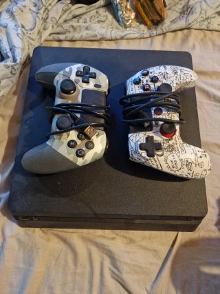 PS4 Slim 500GB + 2 Mandos + Volante G27 Logitech