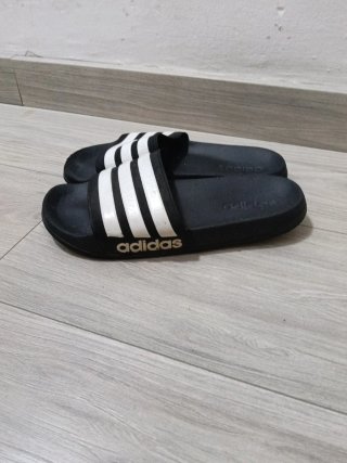 Chanclas Adidas Negras y Blancas Talla 40