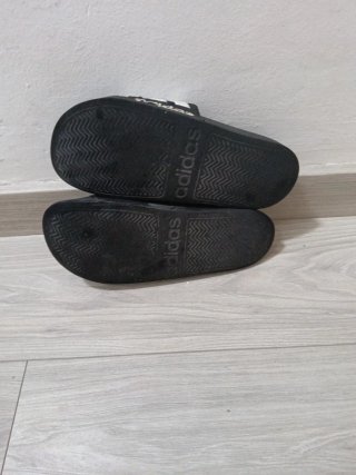 Chanclas Adidas Negras y Blancas Talla 40