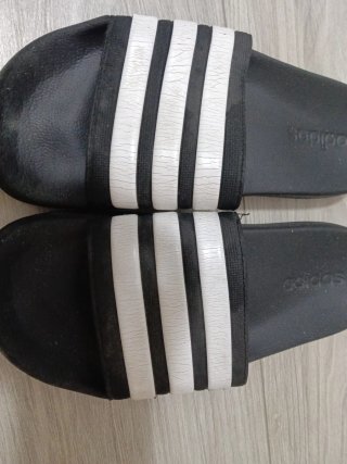 Chanclas Adidas Negras y Blancas Talla 40