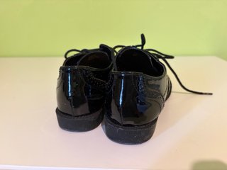 Zapatos negros charol