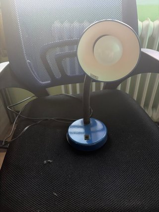 Lámpara de escritorio azul y blanca