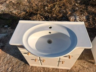 Mueble de baño con lavabo de cerámica