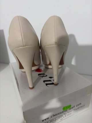 Zapatos de tacón beige con lazo