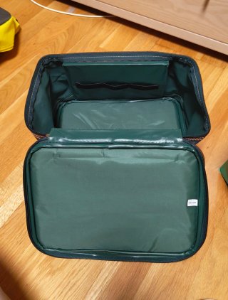 Neceser de viaje verde y marrón