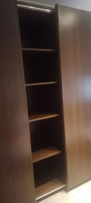 Armario de madera marrón