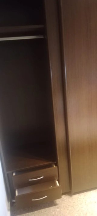 Armario de madera marrón