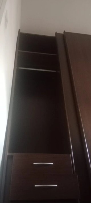 Armario de madera marrón