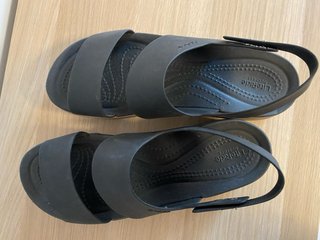 Crocs Brooklyn Low Wedge plataforma mujer W8.