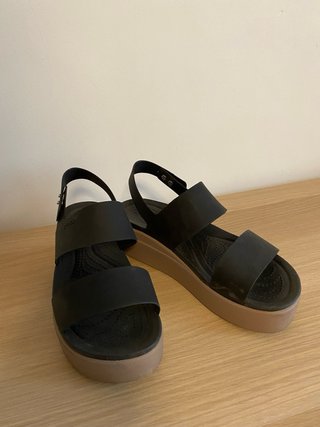 Crocs Brooklyn Low Wedge plataforma mujer W8.