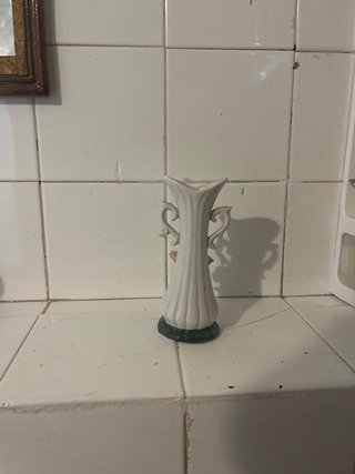 Jarrón de cerámica con rosas