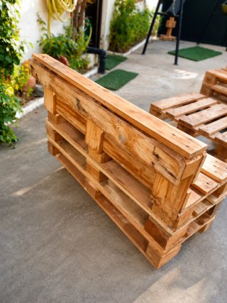 Banco de madera artesanal resistente