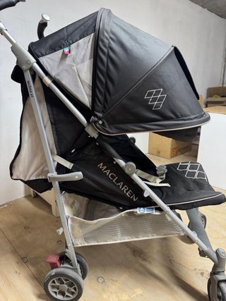 Carrito de bebé Maclaren con plástico de lluvia