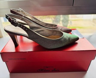 Zapatos de tacón plateados de tacón