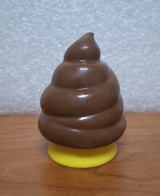 Figura del emoji excremento sonriente