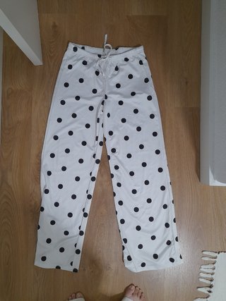 Pantalones blancos con lunares negros