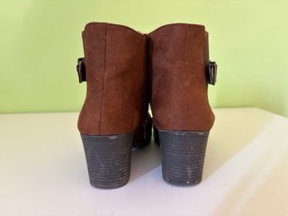 Botines marrones con hebilla