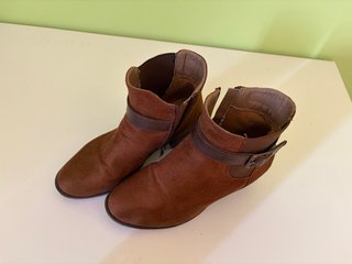 Botines marrones con hebilla