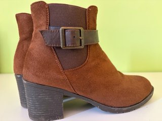 Botines marrones con hebilla