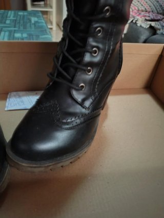 Botas altas negras con cordones