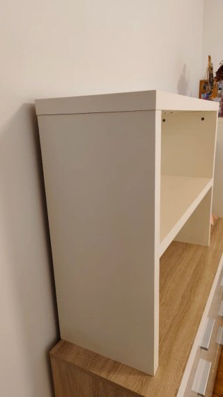 Estantería sobre mueble.