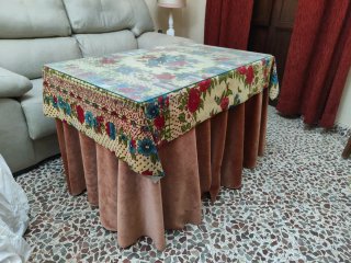 Mesa de camilla con cristal y falda