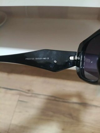 Gafas de sol Prada negras y moradas