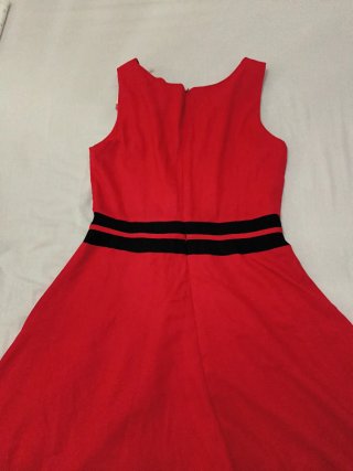 Vestido rojo con cinturón negro