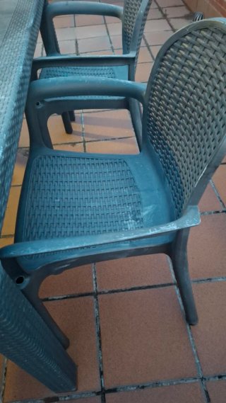 Mesa y 4 sillas de exterior