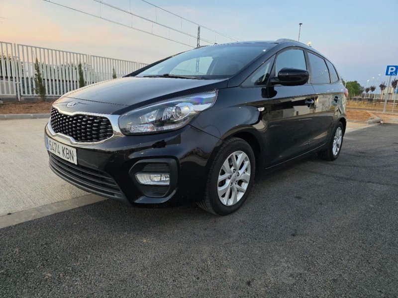 KIA Carens - foto 1