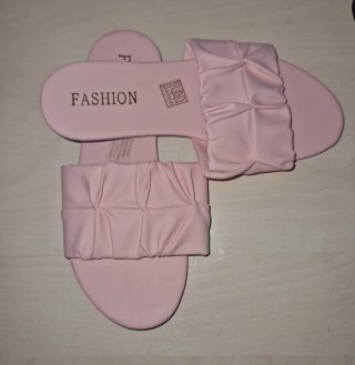 Sandalias rosas planas con tira fruncida