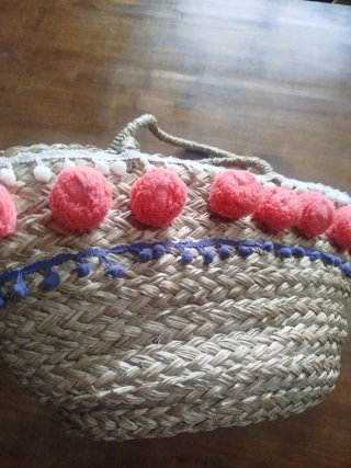 Cesta de mimbre yute con pompones