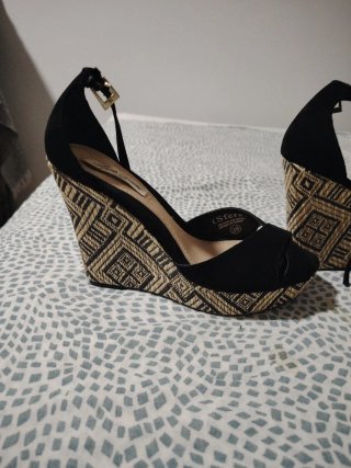 Sandalias cuña negras tipo gamuza