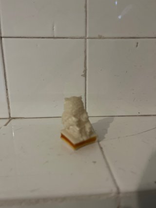 Figura búho sobre libro