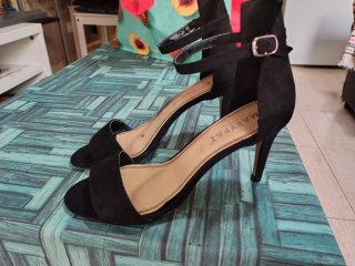 Zapatos de tacón beige y negros