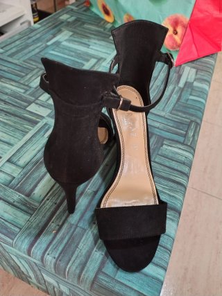 Zapatos de tacón beige y negros
