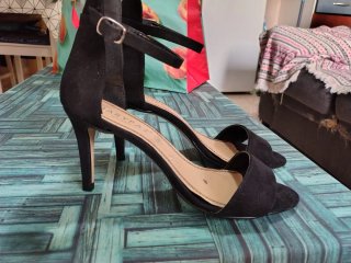 Zapatos de tacón beige y negros