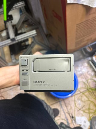 Sony AC-F1E Adaptador AC y Cargador