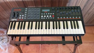 Teclado AKAI mas soporte