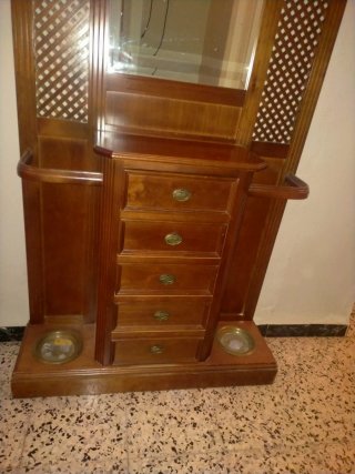 Mueble de entrada de madera con espejo